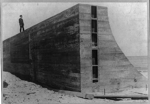 Фотографија на историски производи: Човек на дел од морскиот брег изграден по ураганот, поплавата, 1900 година, Галвестон, Тексас