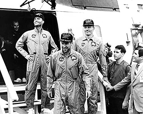 Аполо 13 екипаж пристигнува на бродот USS Iwo Jima 11x14 Silver Halide Photo Print
