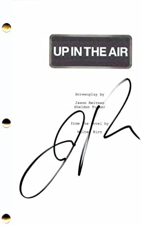 Asonејсон Реитман потпиша автограм во целосна филмска скрипта за воздух - во која глуми Ана Кендрик, Georgeорџ Клуни - Ghostbusters: